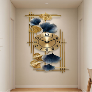 Horloge horizontale en métal avec feuilles d'or et un cadran ovale noir élégant. Pièce de luxe moderne disponible à prix de gros. - Product Image 5
