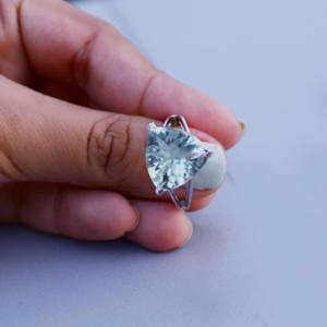 Compre el anillo de amatista verde con corte trillón Arctic Prism con un moderno diseño de plata 925 en venta. - Product Image 2