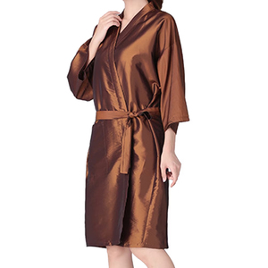 Cape de coiffure kimono personnalisée avec logo, confortable, imperméable en polyester, robe de salon pour les clients de salons de beauté et de spa - Product Image 4