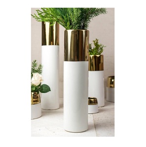 Florero cilíndrico de metal hecho a mano, perfecto para centros de mesa con flores y detalles decorativos para interiores. - Product Image 5