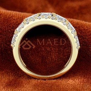 Anillo de compromiso y aniversario de moissanita con tres filas de diamantes de moissanita talla esmeralda y redondos, de lujo, dorado y brillante, para ella. - Product Image 3