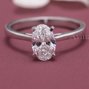 Bague de fiançailles solitaire en diamant taille ovale certifié IGI en or 18 carats - Product Image 1