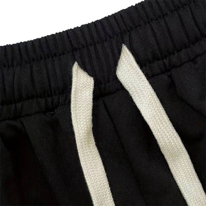 Shorts en coton noir pour homme avec découpes étoiles blanches, taille élastique, design géométrique décontracté, séchage rapide, tissu tricoté respirant - Product Image 3