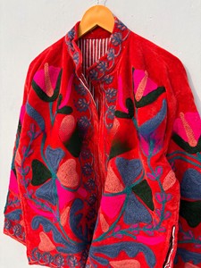 เสื้อแจ็คเก็ตกำมะหยี่สีแดงทำมือขายดีประจำปี 2026 สำหรับผู้หญิง ลายดอกซูซานีสีสันสดใส ปักลายด้วยมืออย่างหรูหรา เสื้อโค้ทฤดูหนาวราคาโรงงาน - Product Image 2
