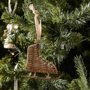Adorno navideño de ratán con forma de hongo y cinta de tela para colgar en el árbol de invierno. - Product Image 4