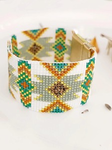 Pulsera de Cuentas Hecha a Mano con Patrón Geométrico, Diseño Multicolor, Joyería de Moda, Artículo de Regalo - Product Image 1