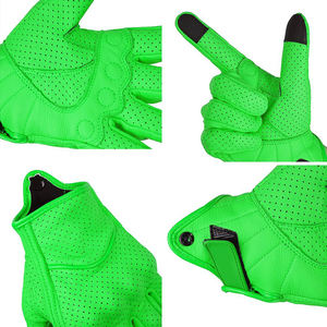 Gants de moto légers et protecteurs avec design respirant et ajustement flexible pour les motards sportifs et urbains - Product Image 5