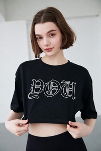 เสื้อยืดครอปท็อปสีดำสำหรับผู้หญิง คอกลม แขนสั้น พิมพ์ลายโลโก้ สไตล์ลำลอง ผ้าฝ้ายเจอร์ซีย์ 100% ระบายอากาศได้ดี ใส่ได้ทุกฤดู - Product Image 5