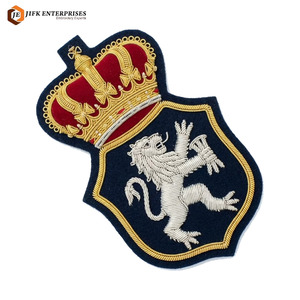 Écusson brodé personnalisé en feutre écologique avec fil doré, motif couronne et lion, fait main, à coudre sur blazer, avec épingle de sûreté, vente en gros - Product Image 2