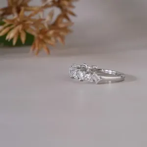 Anillo de Boda Único con Diamantes Simulados Baguette y Redondos, Elegante Anillo de Eternidad de Plata de Ley con Moissanita de Corte Mixto - Product Image 6