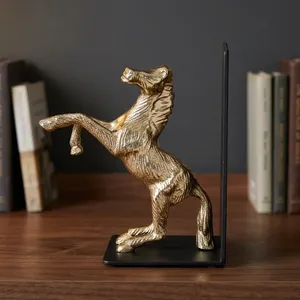 Serre-livres en aluminium doré en forme de cheval avec base en métal noir, sculpture équestre décorative pour bibliothèque, bureau ou étagère - Product Image 6
