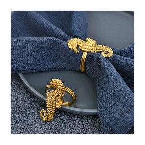 Anillo para Servilletas con Diseño de Caballito de Mar Dorado, Elegante Decoración Marina para Mesa, Temática de Playa, Bodas y Eventos - Product Image 1