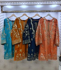 Impresionante conjunto de boda diseñado con precisión y elegancia que combina lo tradicional con una silueta moderna. - Product Image 5