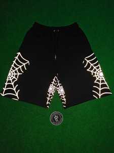 Pantalones cortos deportivos transpirables de punto para hombre, con estampado de telaraña negra y reflectores, cintura con cordón ajustable. - Product Image 2
