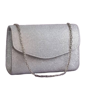 Este producto es un bolso de noche plateado con brillo, diseñado para ocasiones especiales, como este tipo de bolso. - Product Image 1