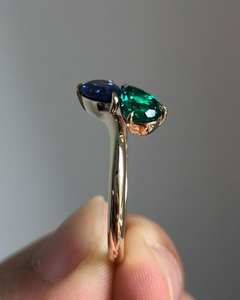 Anillo de compromiso Toi Et Moi con circonita cúbica de corte pera verde y azul de 2.50 CTW, anillo de promesa de oro de 14K para ella - Product Image 4