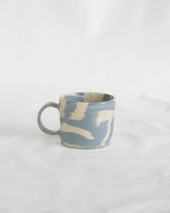 Taza de Cerámica Hecha a Mano, Rayas Azules y Blancas, Acabado Mate, Asa Naranja, Diseño Minimalista para Bebidas Calientes, Uso Doméstico - Product Image 2