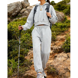Conjunto deportivo de top corto tipo pullover de material duradero con tacto suave y diseño flexible. Conjunto deportivo de top corto elegante. - Product Image 6