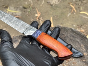Couteau de chasse Bowie en acier Damas fait main avec manche en bois orange et bois bleu, personnalisé OEM ODM, artisanat haut de gamme, lame pleine longueur - Product Image 3