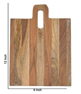 Elegante tabla de cortar de madera con borde tallado, ideal para servir pan, queso y aperitivos gourmet de forma elegante. - Product Image 4
