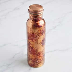 Bouteille d'eau en cuivre avec bouchon à vis et motif floral rouge pour la vaisselle de table et la vaisselle élégante - Product Image 1