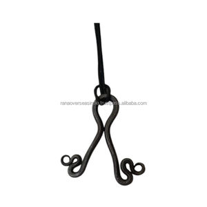 Collier pendentif en métal en fer Artisanat supérieur Styles et finitions uniques Cadeau parfait pour elle et lui aux taux du marché - Product Image 1