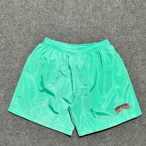 Pantalones cortos cortavientos de nailon personalizados del fabricante con logotipo bordado Tela de algodón y rizo estilo playa de verano - Product Image 1