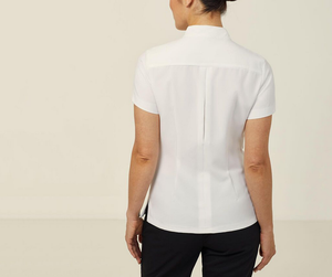 Túnica uniforme de manga corta para mujer, con logotipo personalizado al por mayor, con cremallera frontal y bolsillos, para servicios de belleza y cuidado. - Product Image 2