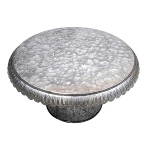 Support à gâteau rond en aluminium fait main avec texture martelée et bord côtelé - Product Image 1