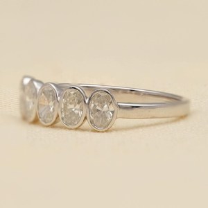 Bague à cinq pierres en moissanite taille ovale East West, en argent 925 véritable, idéale pour les anniversaires, les fêtes, ou comme cadeau pour amis - Product Image 4
