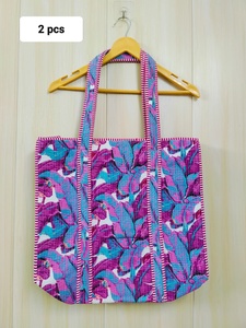 Sac fourre-tout matelassé en coton imprimé à la main, grand sac de week-end indien fait main, lavable - Product Image 2