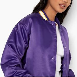 Chaqueta Varsity de Satén de Alta Calidad para Invierno, Cuello Alto, Bordado Frontal, Tela con Patrón Sólido, Cómoda, Transpirable y Teñida - Product Image 3