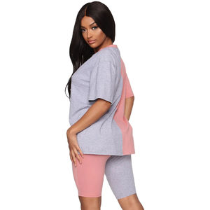 Ensemble deux pièces pour femme : T-shirt oversize rose et gris à logo personnalisé et short cycliste assorti – Vêtements en gros OEM ODM - Product Image 6