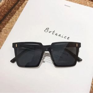 Nouvelle Arrivée Lunettes de Soleil Noires à Grande Monture Protection UV Extérieures Amincissantes Élégantes de Luxe pour Femmes Ultra Légères Vente en Gros - Product Image 2