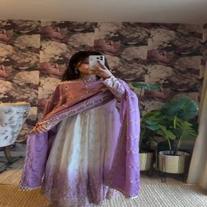 Conjunto Anarkali VASTRA COTTAGE con Bordado de Hilo, Pantalón de Micro Algodón Suave, Dupatta con Borde, Ropa Étnica Elegante - Product Image 2