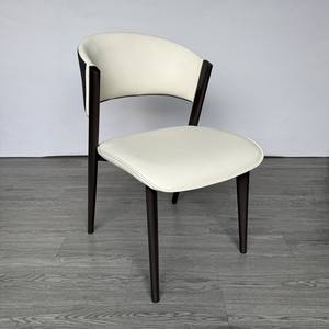 Chaises de salle à manger minimalistes en cuir PU/PVC avec pied en bois pour la conception de la maison ou de l'appartement Chaise de salle à manger à usage général - Product Image 4