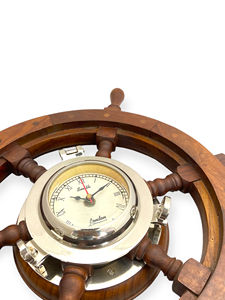 Horloge murale silencieuse à piles, design Art déco inspiré d'un gouvernail de bateau, finition laiton, style contemporain. - Product Image 2