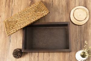 Plateau de rangement rectangulaire en bois écologique décoratif avec couvercle en rotin |   Panier organisateur peint à la main pour le service au restaurant - Product Image 2
