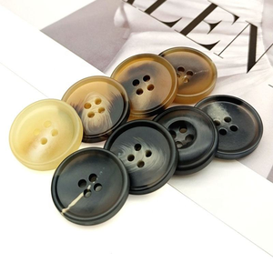 Boutons en corne naturelle personnalisés écologiques à 4 trous pour costumes, manteaux et chemises pour hommes – Vente en gros - Product Image 4