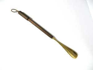 Elegante Calzador de Latón con Gancho para Colgar, Opción de Almacenamiento Fácil para Armario, Entrada o Área de Vestidor - Product Image 4