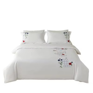 Juego de Edredón de Algodón Bordado con Diseño Floral Clásico, 3 Piezas, Blanco, para Uso Doméstico, Lavable a Máquina, 400 Hilos - Product Image 1