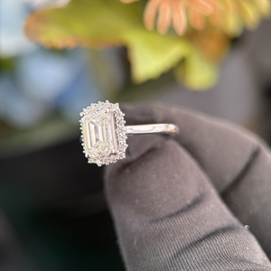 แหวนหมั้นทองคำขาว 14K ประดับเพชรเม็ดเดี่ยวทรงเหลี่ยมมรกต 1.80 กะรัต ได้รับการรับรองจาก IGI พร้อมเพชรเพาะเลี้ยงแบบ Halo Setting - Product Image 6