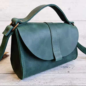 Bolso Bandolera de Cuero y Mezclilla para Hombre con Bordado y Borlas Otoñales - Product Image 1