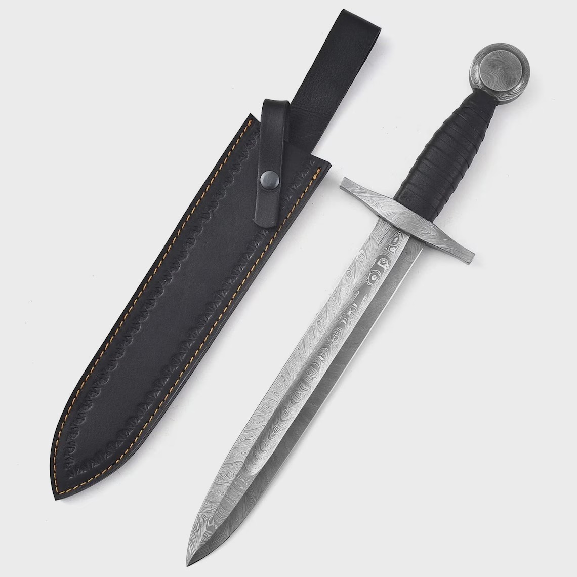 Épée avec fourreau