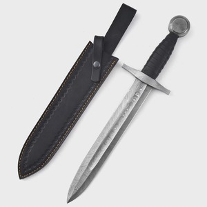 Épée viking courte artisanale en acier Damas avec fourreau en cuir noir et design de lame Damas - Product Image 5