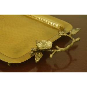 El brillo tierno de la bandeja de servir agrega textura a la presentación en general, y la calidez se armoniza con los arreglos de mesa neutros. - Product Image 2