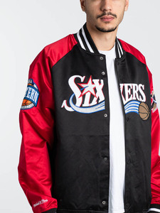 Chaqueta Bomber Negra para Hombre con Parches de Letras 'COOL', Logotipo Personalizado, Chaqueta Varsity Formal de Estilo Urbano con Botones - Product Image 4