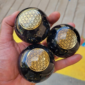 Sphère d'orgonite en gravier de pierres précieuses naturelles de qualité supérieure avec bobine de cuivre pour la guérison Reiki, la méditation et la décoration énergétique en vrac - Product Image 4