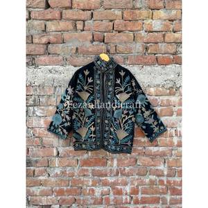 Veste en velours noir faite à la main avec broderie Suzani, veste d'hiver unisexe, style bohème chic, veste pour femme avec doublure en coton - Product Image 1