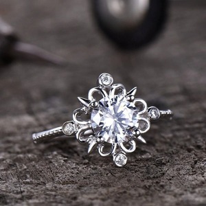 Bague de fiançailles vintage en or blanc 14 carats avec diamant taille émeraude pour femme - Product Image 5